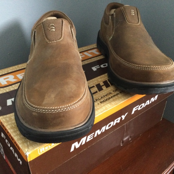 SKECHERS Men’s Leather Loafers…new in box. (Extra wide fit) - Picture 2 of 12